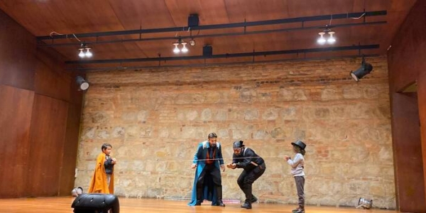 Artistas interactuando con niños en obra de teatro