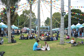 Personas sentadas en el parque