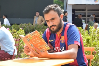 Persona  leyendo un libro