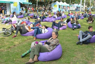Grupo de personas sentadas en el parque 