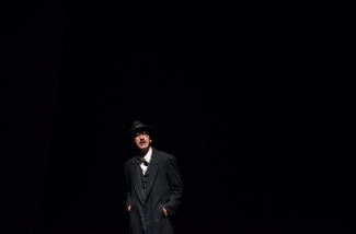 Hombre de traje negro y sombrero