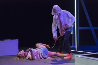Mujer acostada sobre el piso, mientras un hombre la hala con una cuerda atada a su pie.