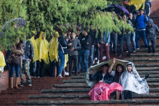 Personas disfrutando del espectáculo a pesar de la lluvia.