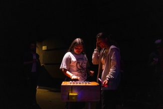 Público interactuando con la Exposición El Beat, con instrumento musical.
