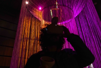 Público interactuando con la Exposición El Beat, con gafas de realidad virtual.