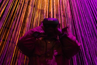Público interactuando con la Exposición El Beat, con gafas de realidad virtual.