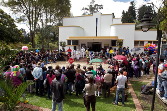 El Teatro El Parque rodeado de personas presenciandop algún espectáculo.