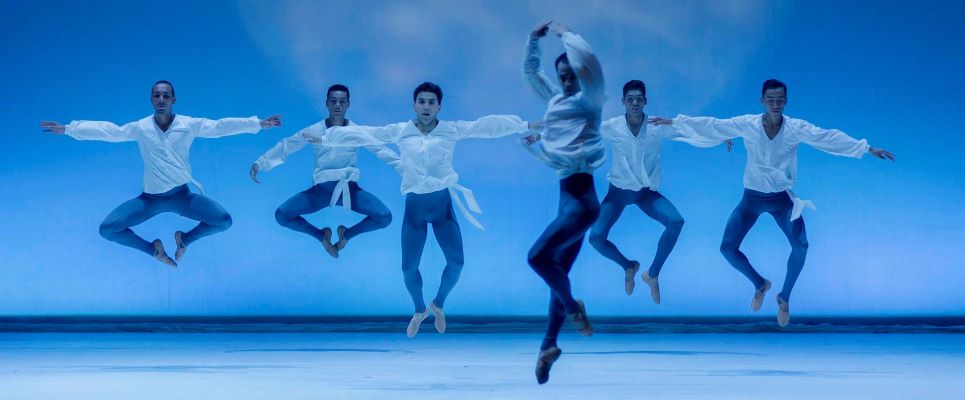 Foto de seis hombres bailarines