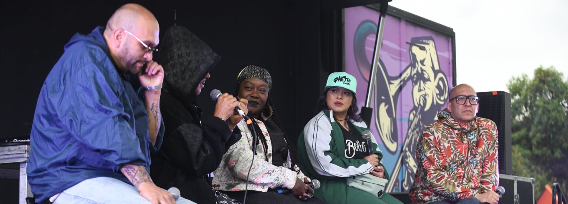 Personas en medio de una lectura