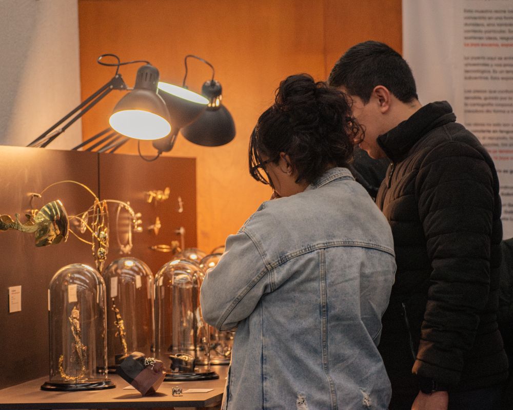 Pareja observando la muestra