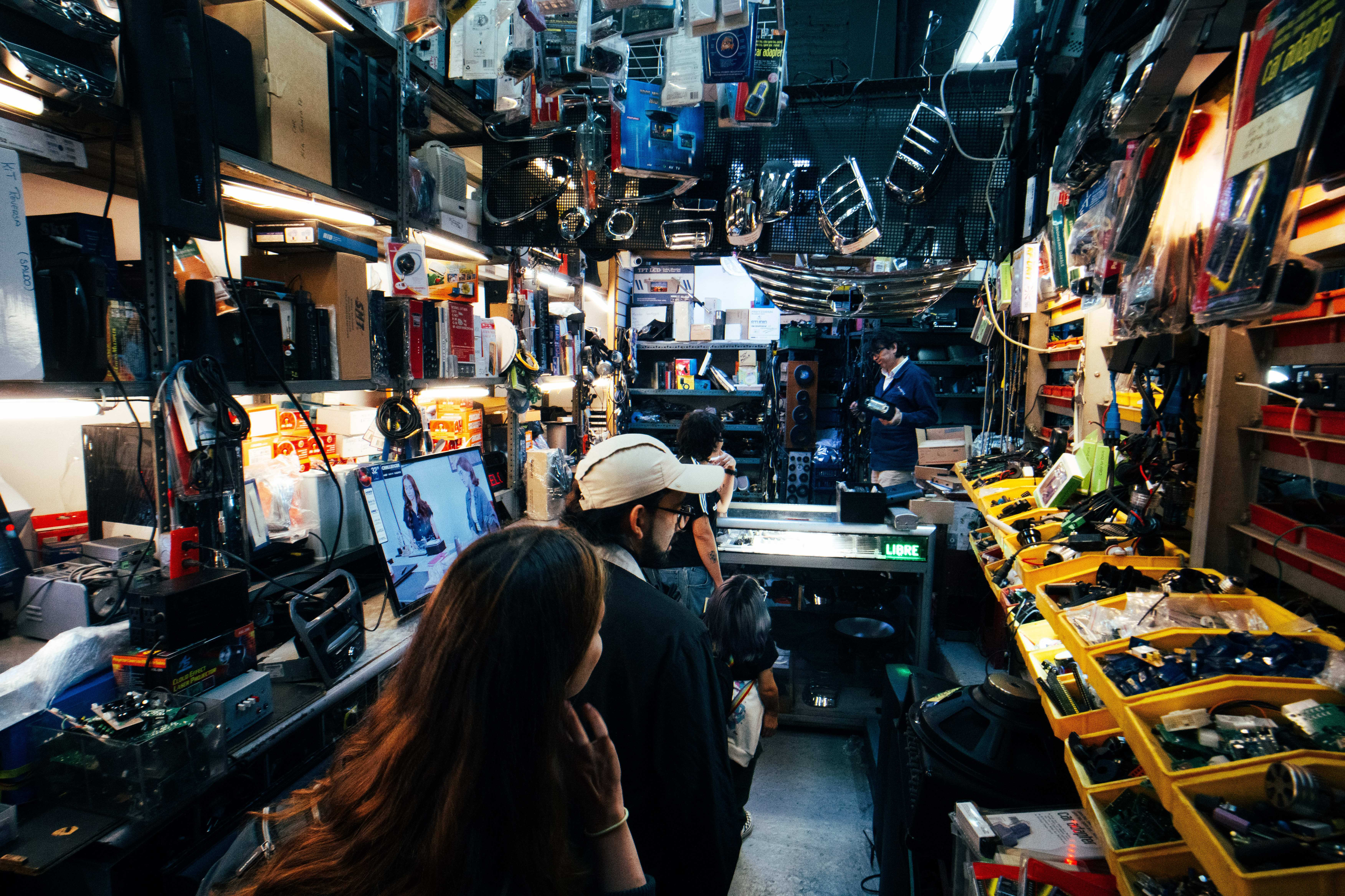 Pieza de cerámica con luz y circuitos
