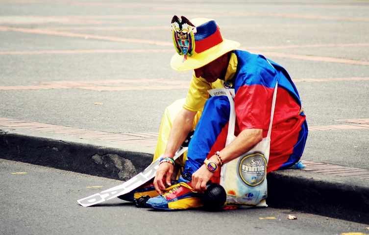 Persona en la calle con bandera