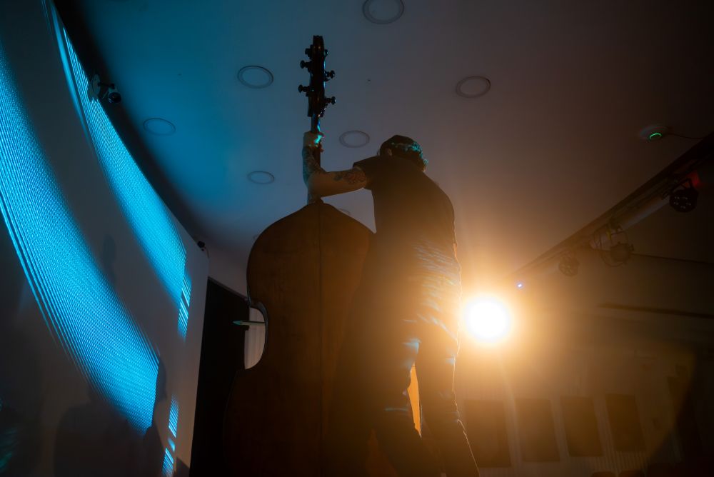 Santiago Botero interpretando el contrabajo