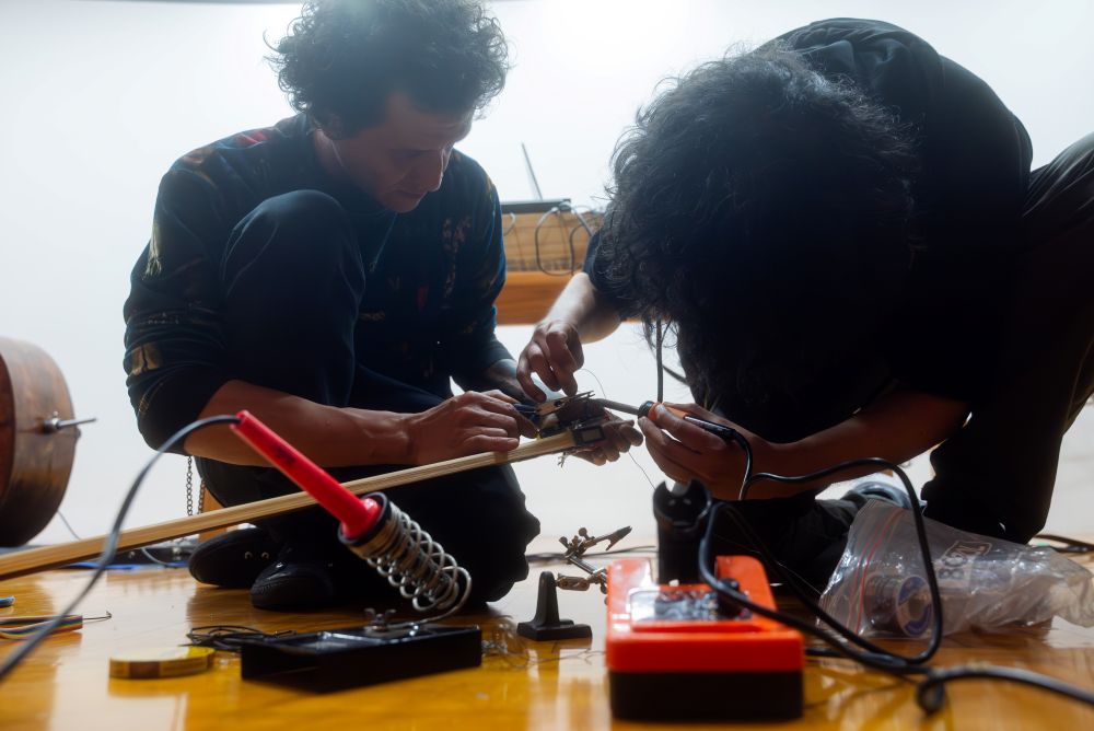 Santiago Botero y Diego Herrera interveniendo el arco aleman del contrabajo