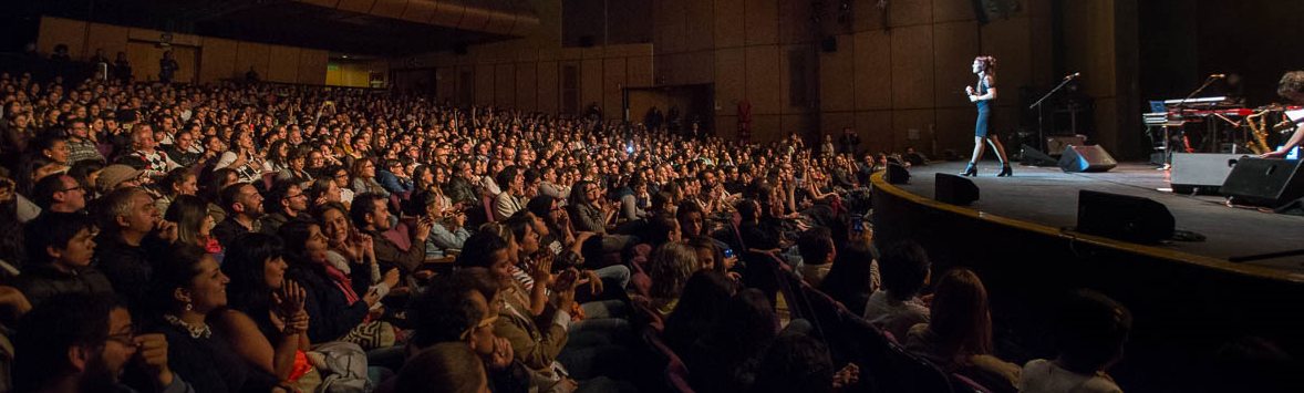 Público observando cantante en el Jorge Eliécer