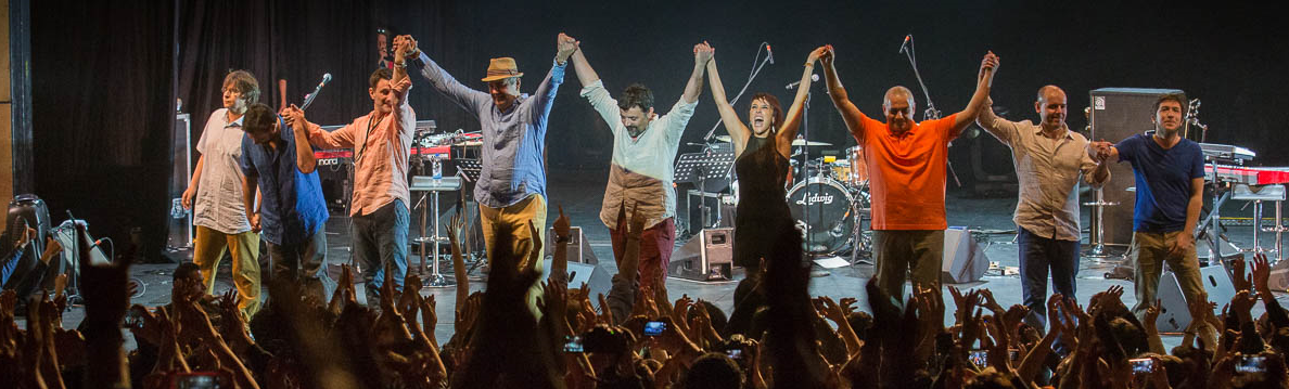 Artistas y público aplaudiendo al final de una presentación en el Jorge Eliécer