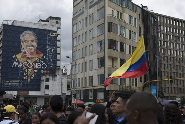 Gente y bandera