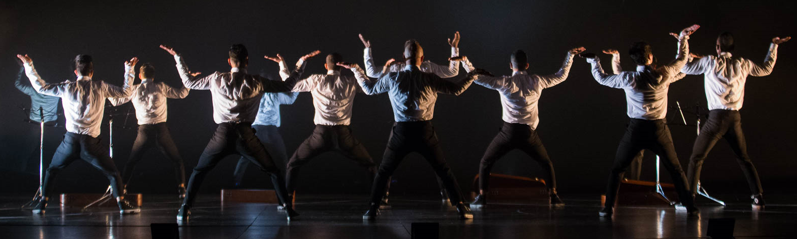 Grupo de bailarines sobre el escenario del Jorge Eliécer