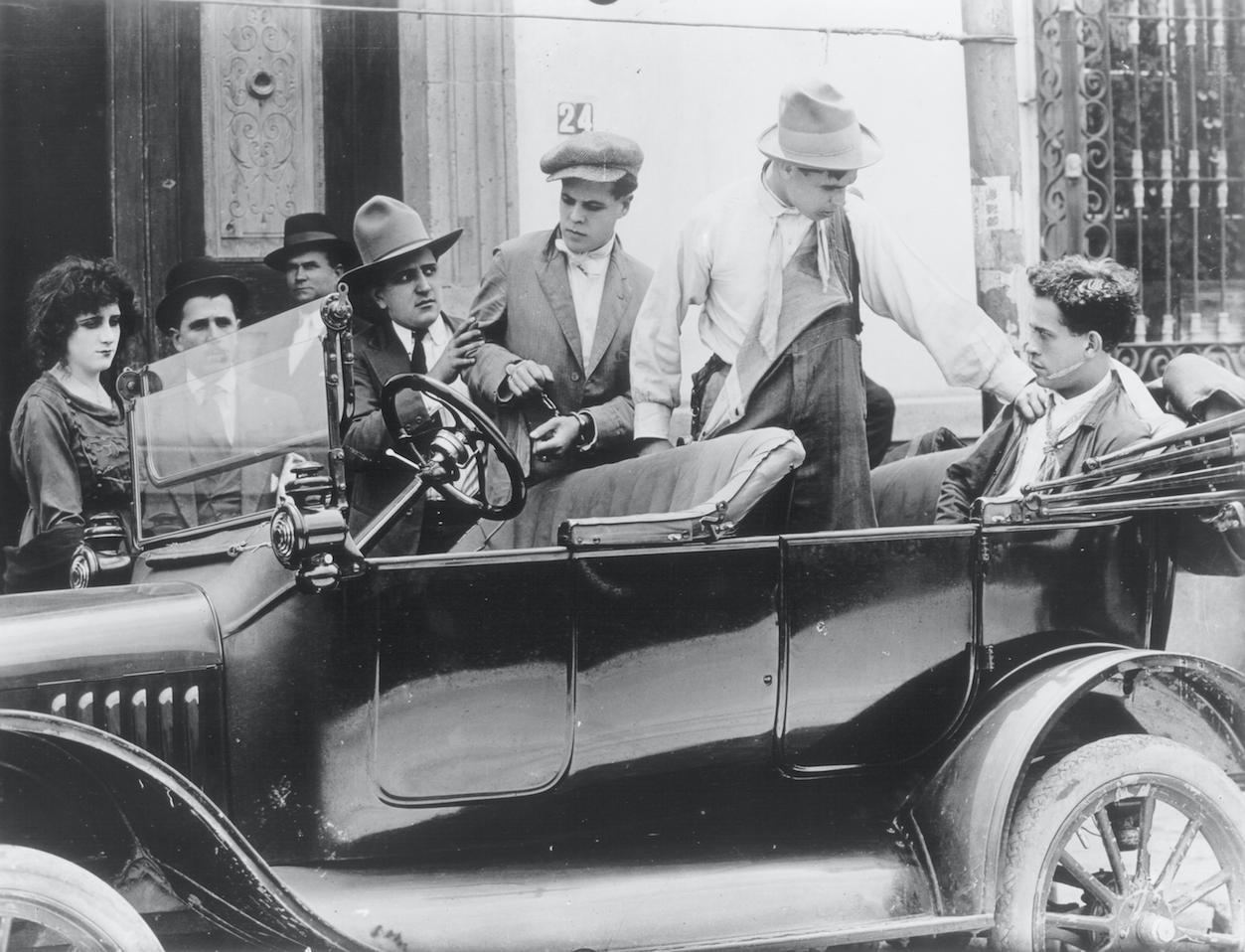 Foto película El automóvil gris 