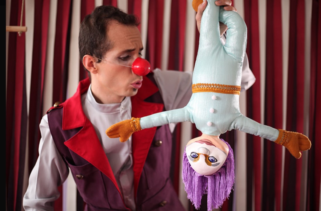 Actor sostiene un muñeco
