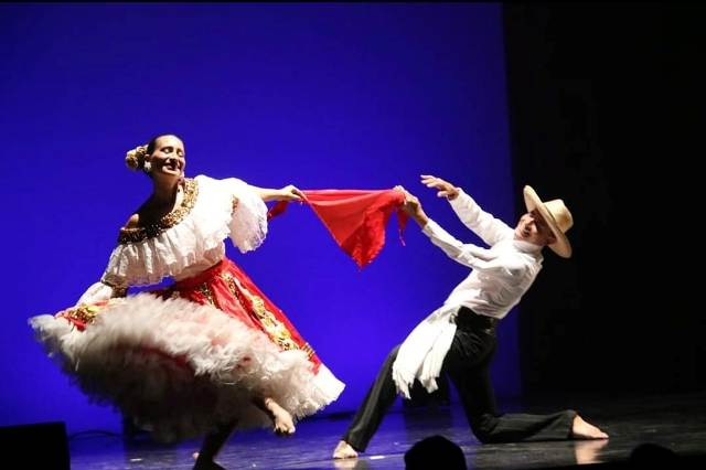 César Monroy baila en la Cumbre latinoamericana de maestros de danza folclórica, Montreal, Canadá.