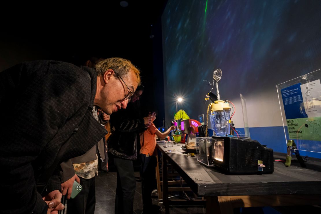 usuario contemplando una de las máquinas realizadas en el laboratorio