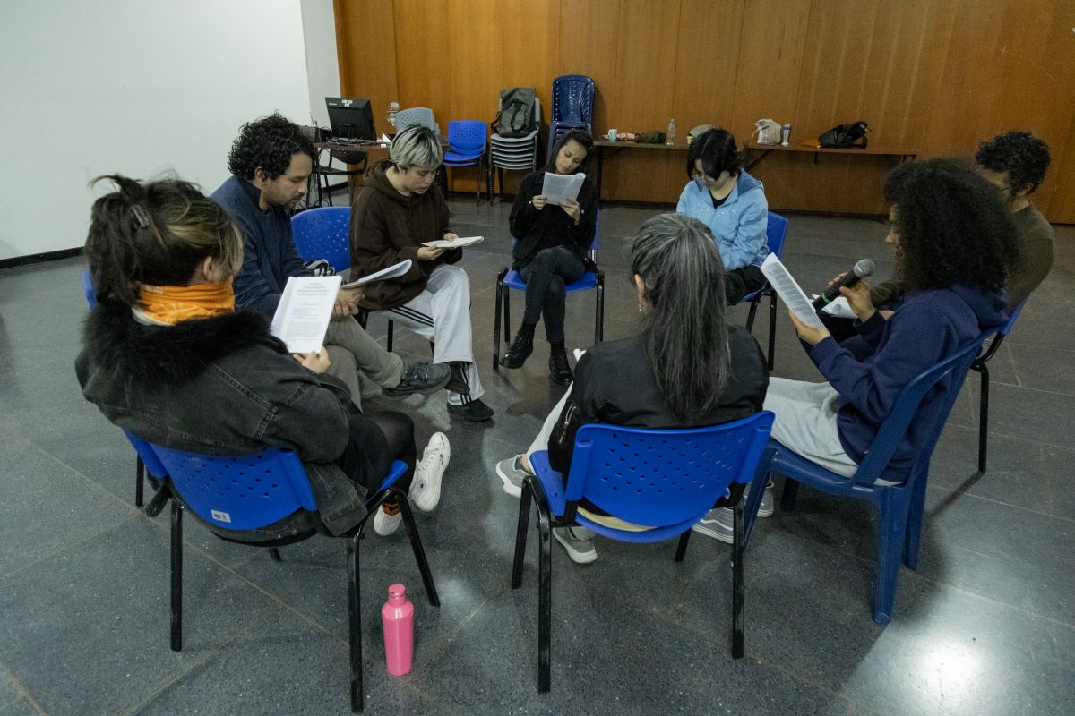 Laboratoristas de ágora durante una sesión de preparación actoral con Paulina Oña