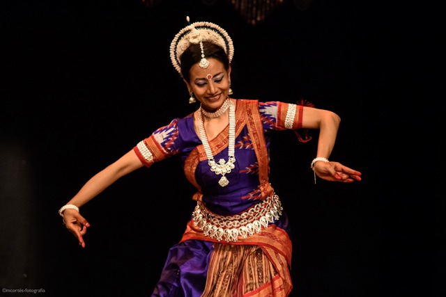 Johanna Vargas en la danza oriental Odissi