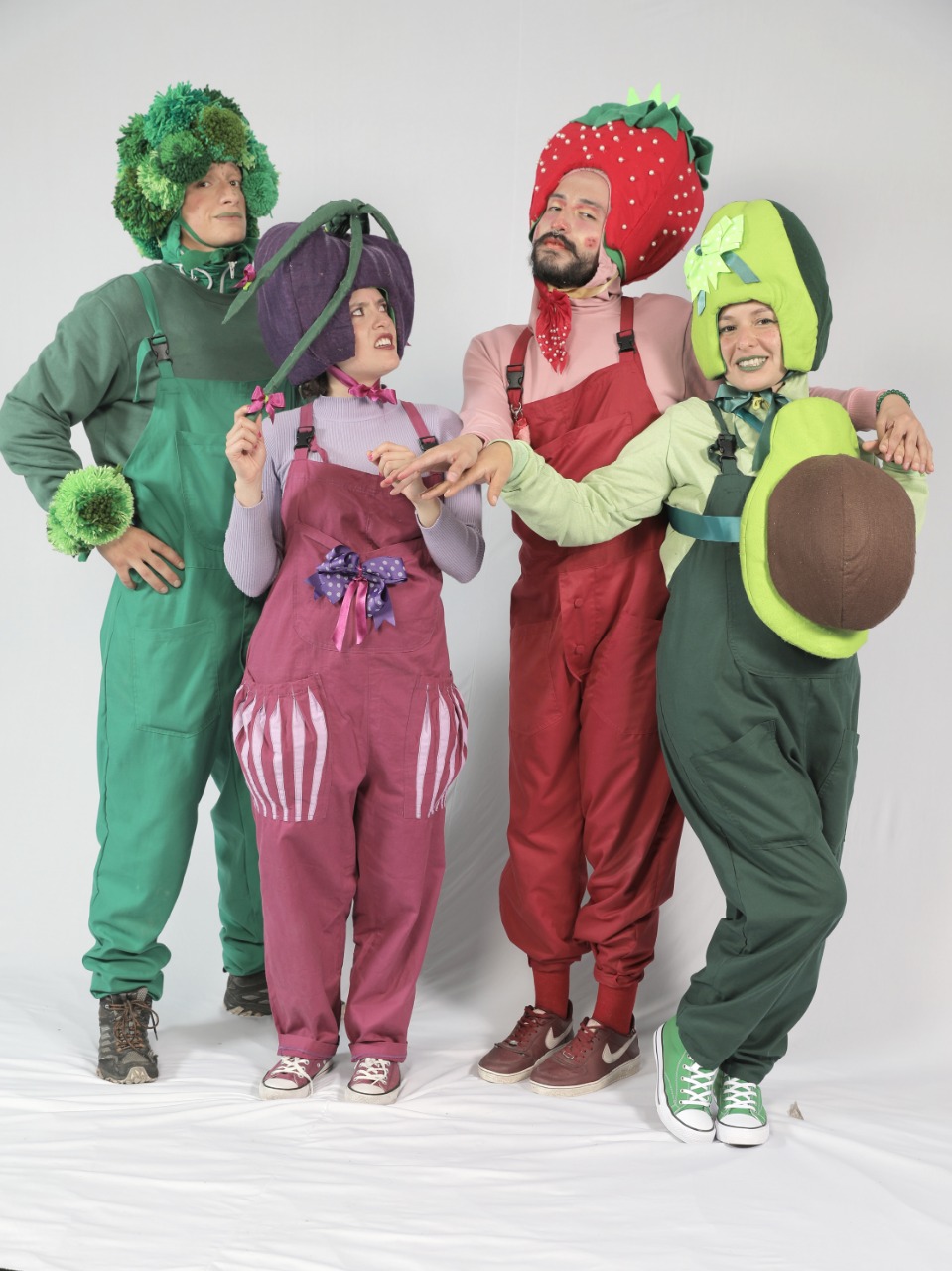 Actores con disfraces de frutas y verduras