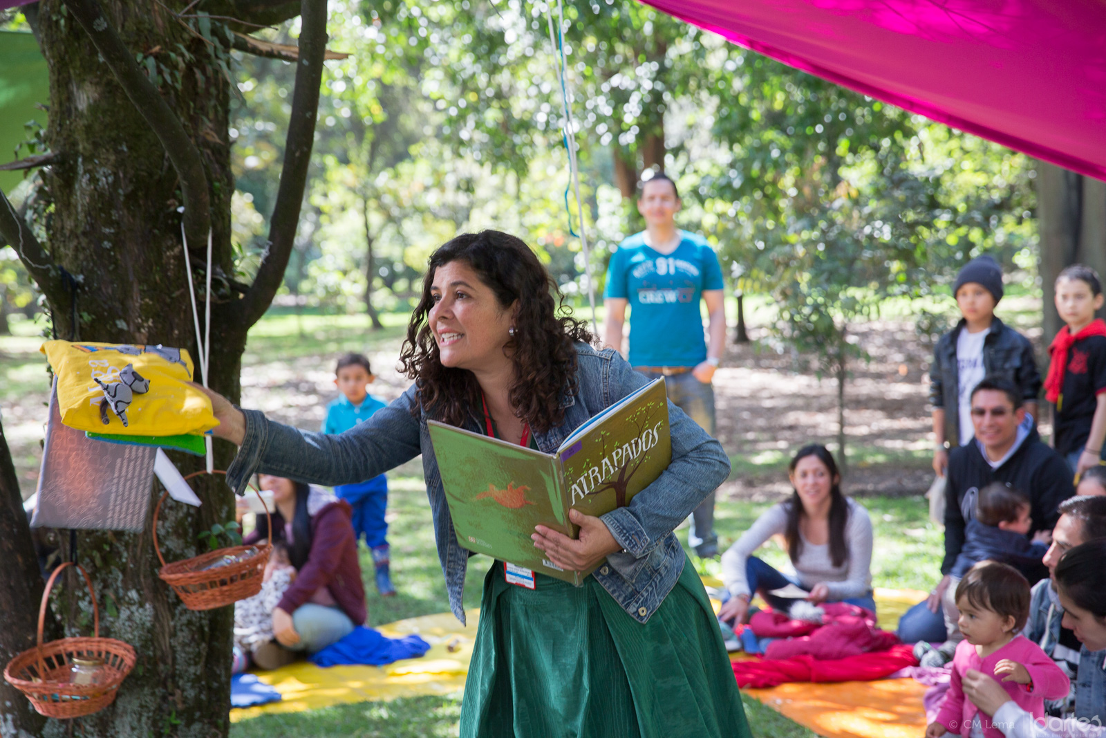 Mujer compartiendo una lectura en voz alta en el picnic literario de Idartes