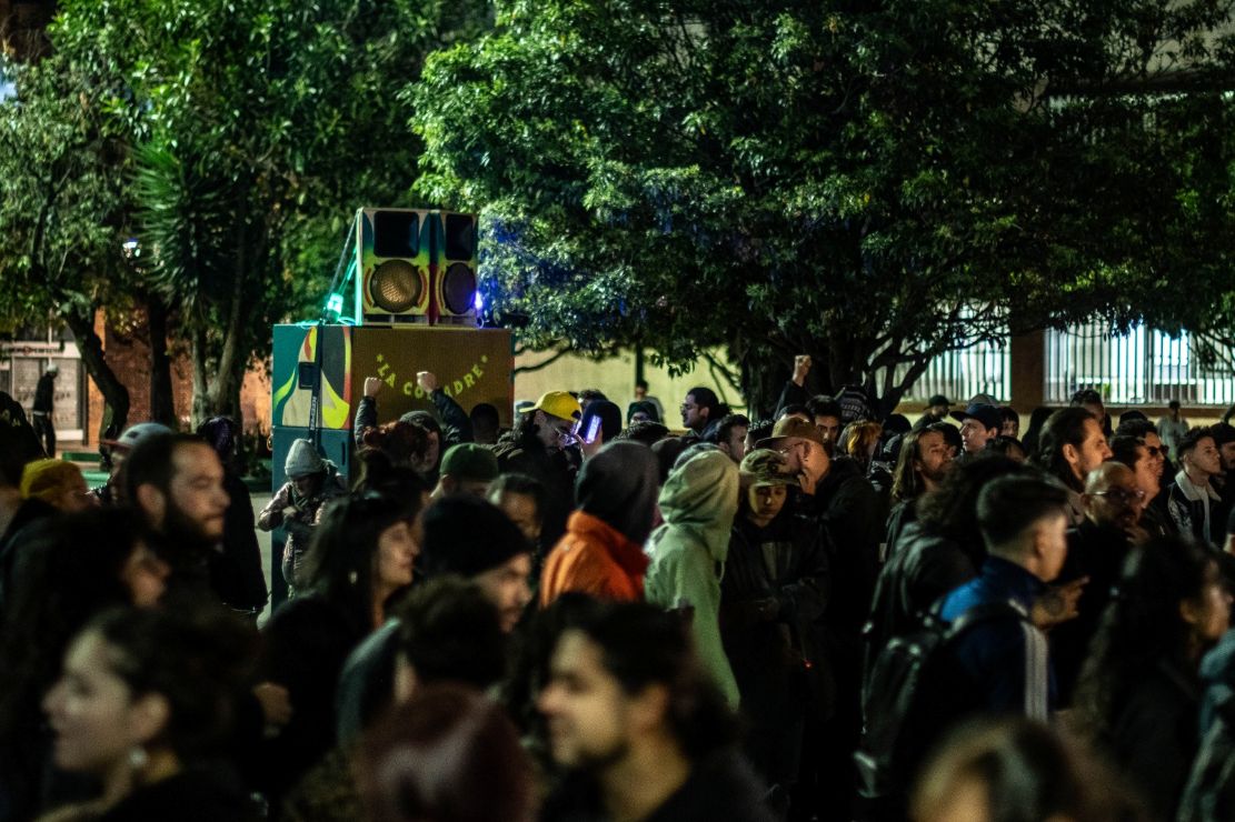 Encuentro en espacio público liderado por el sistema de sonido de La Comadre