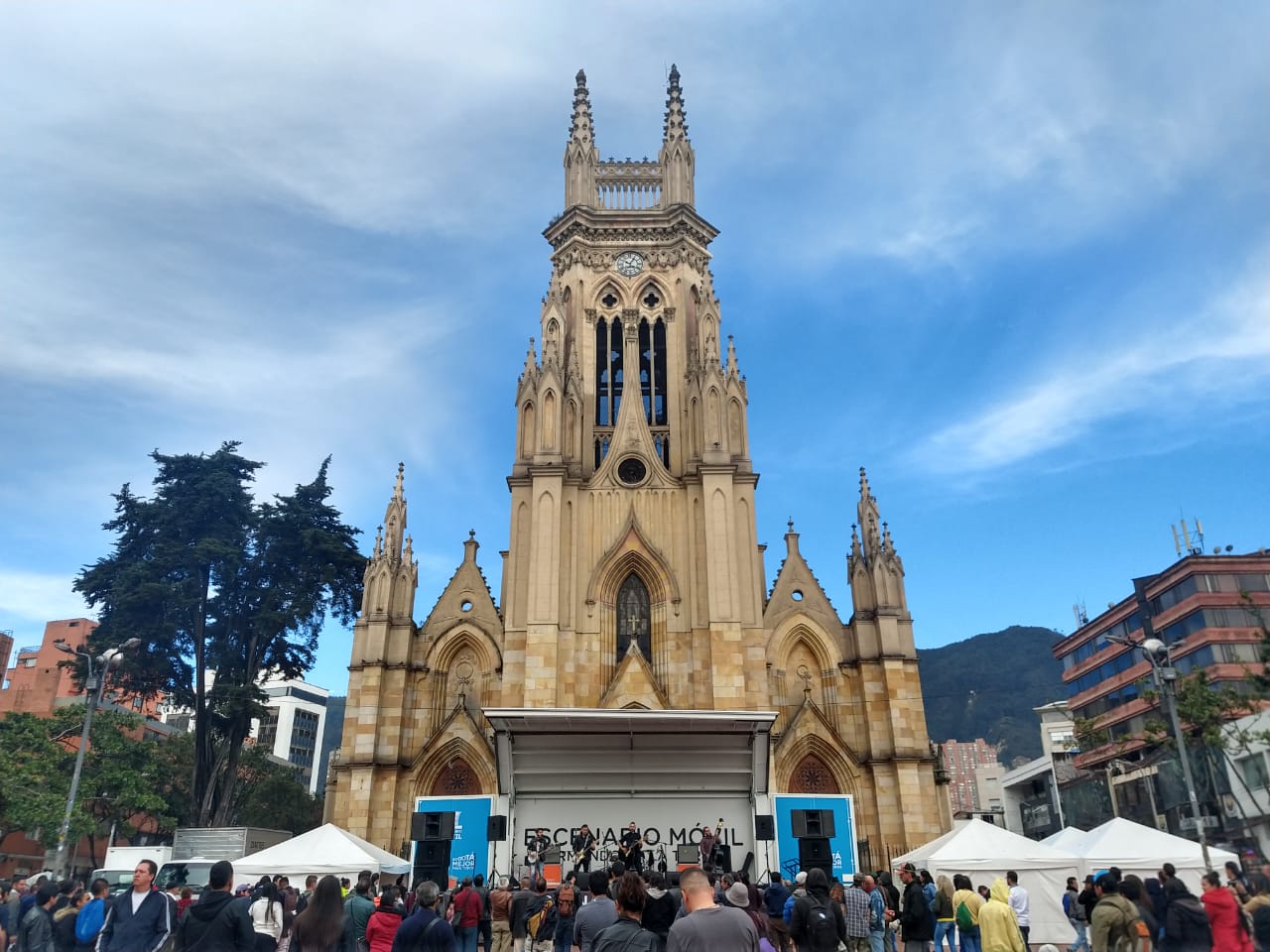 Así luce el Escenario Móvil en la Plaza Lourdes