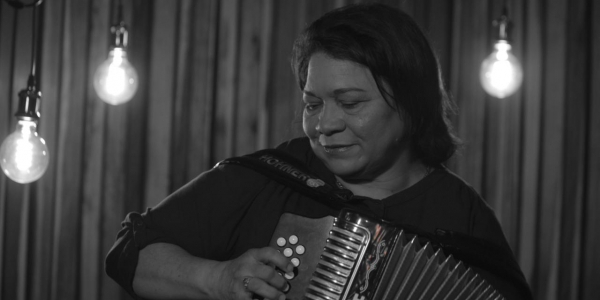 Mujer con instrumento