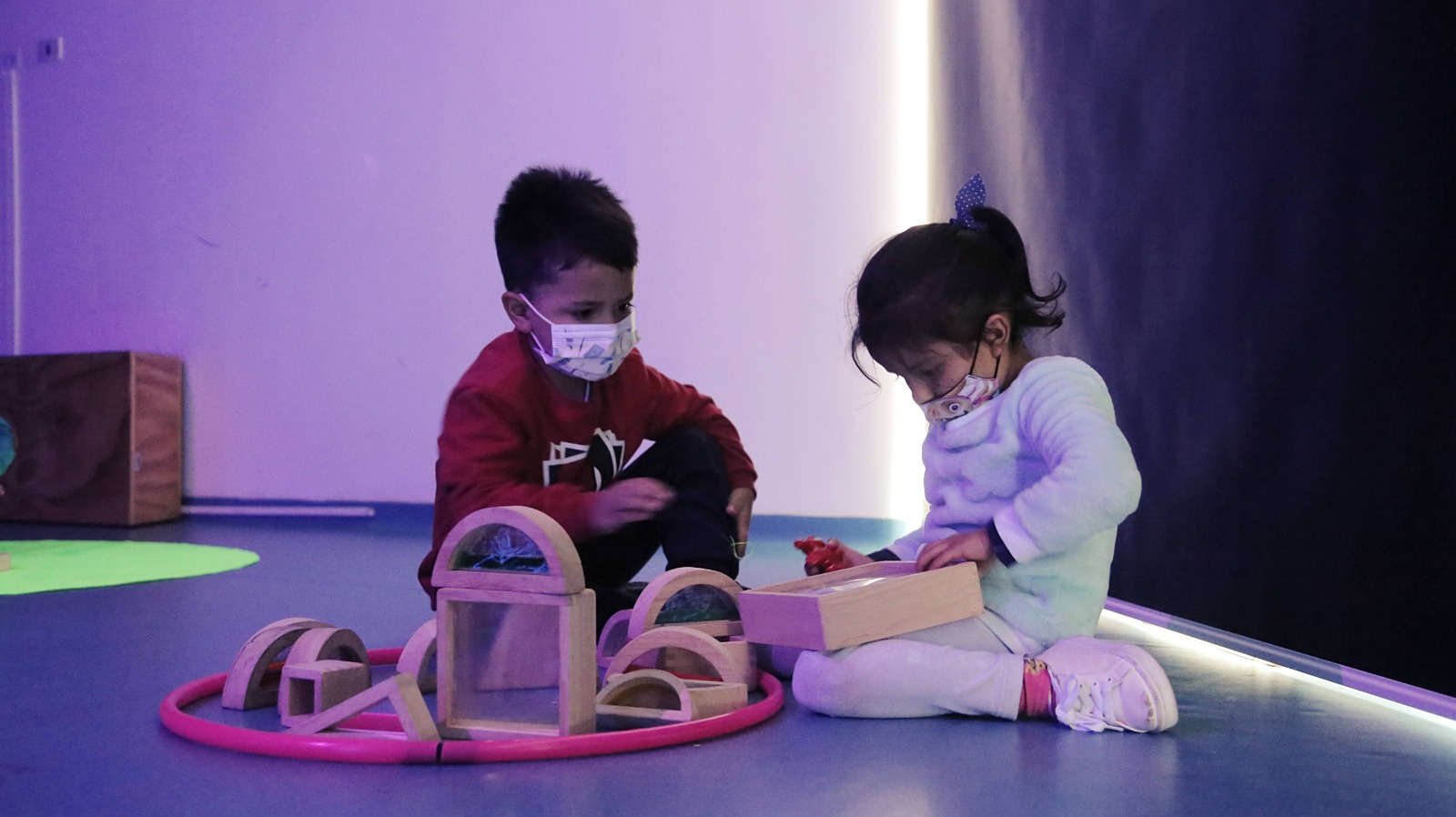 Niño y niña jugando con fichas de madera