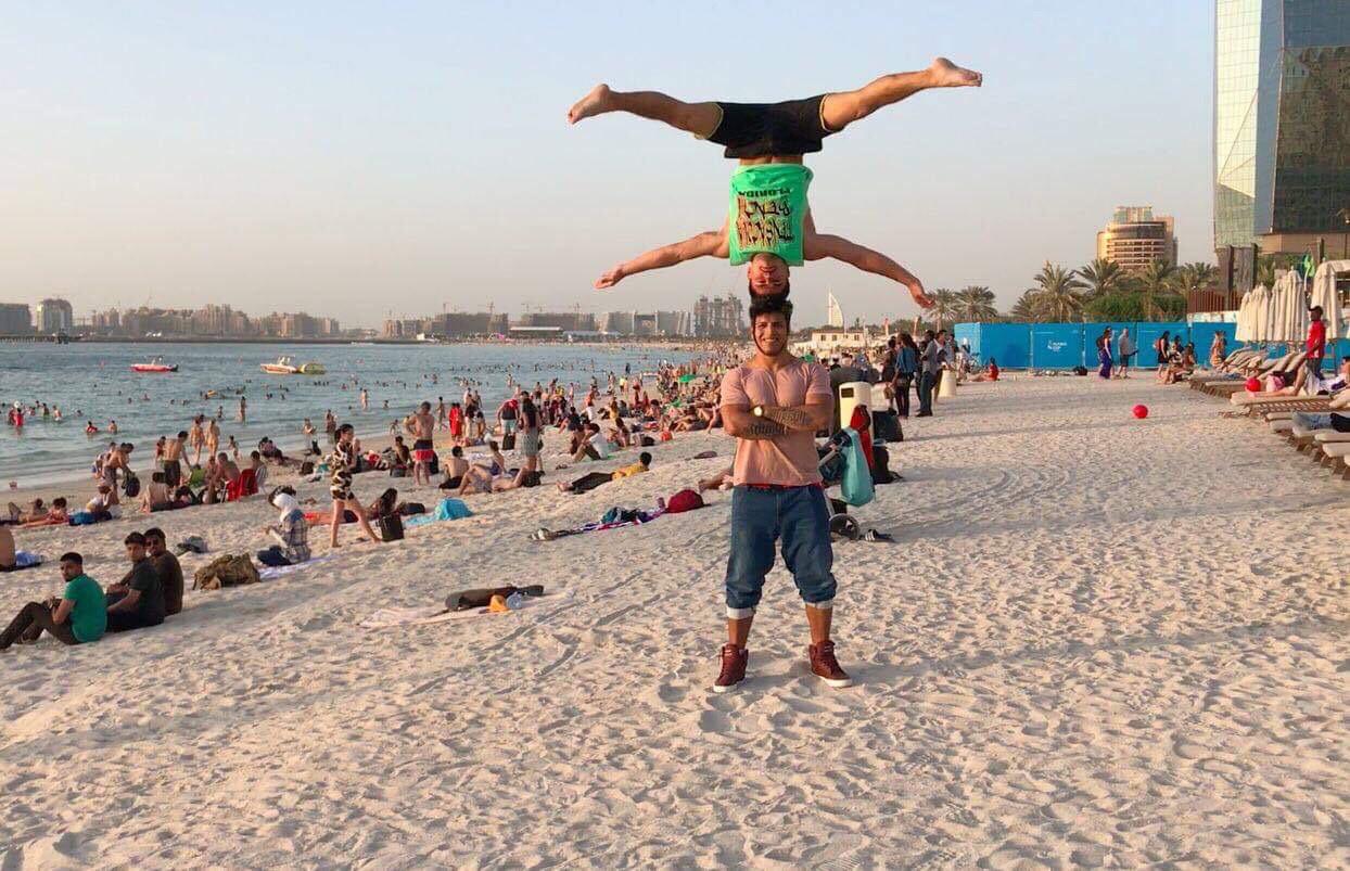 Artista realizando acrobacia en la playa