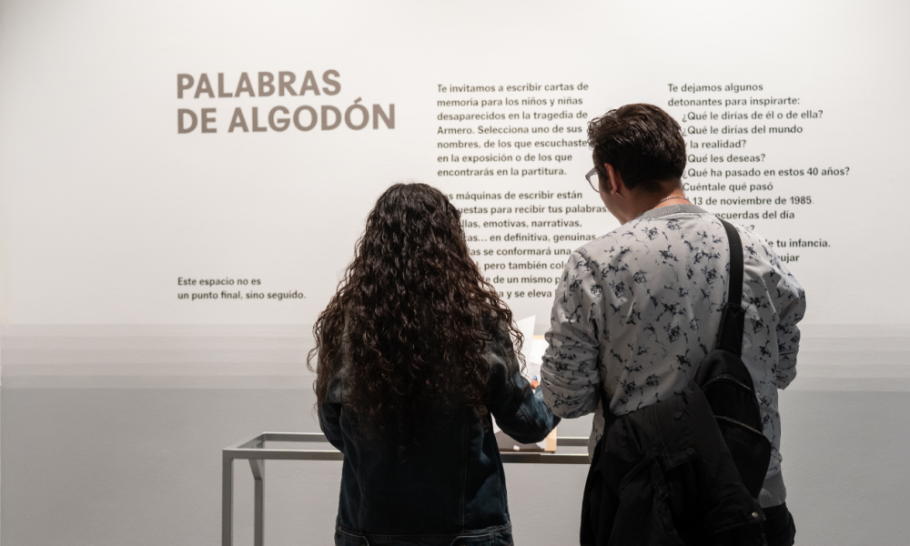 visitantes mirando el texto de mediación 