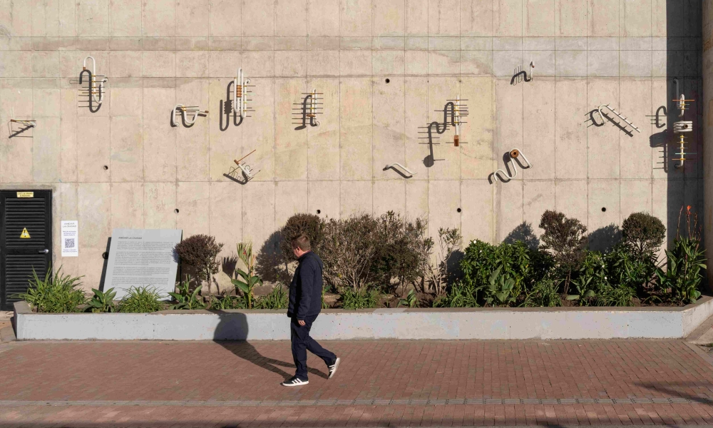 piezas metalicas instaladas en la fachada de la Galería Santa fe