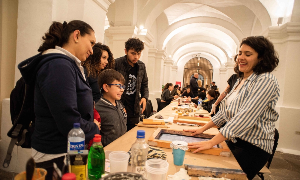 personas en un espacio de museo