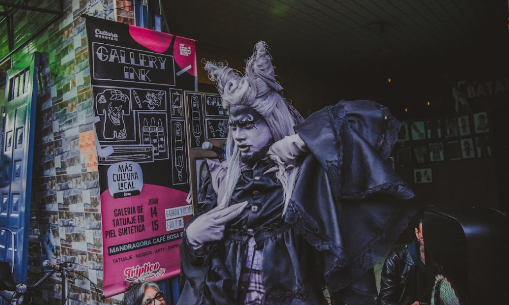 Artista drag queen en evento de Más Cultura Local