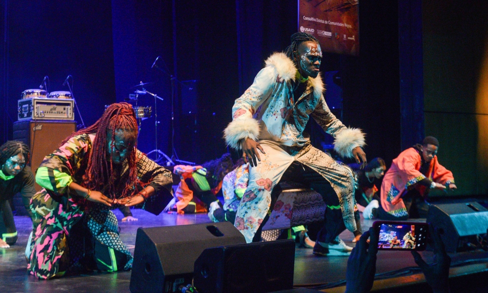Agrupación Afro bailando