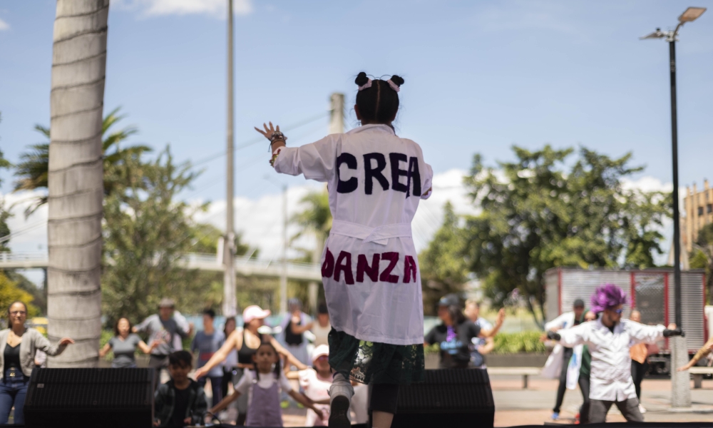 una persona sobre una tarima al aire libre