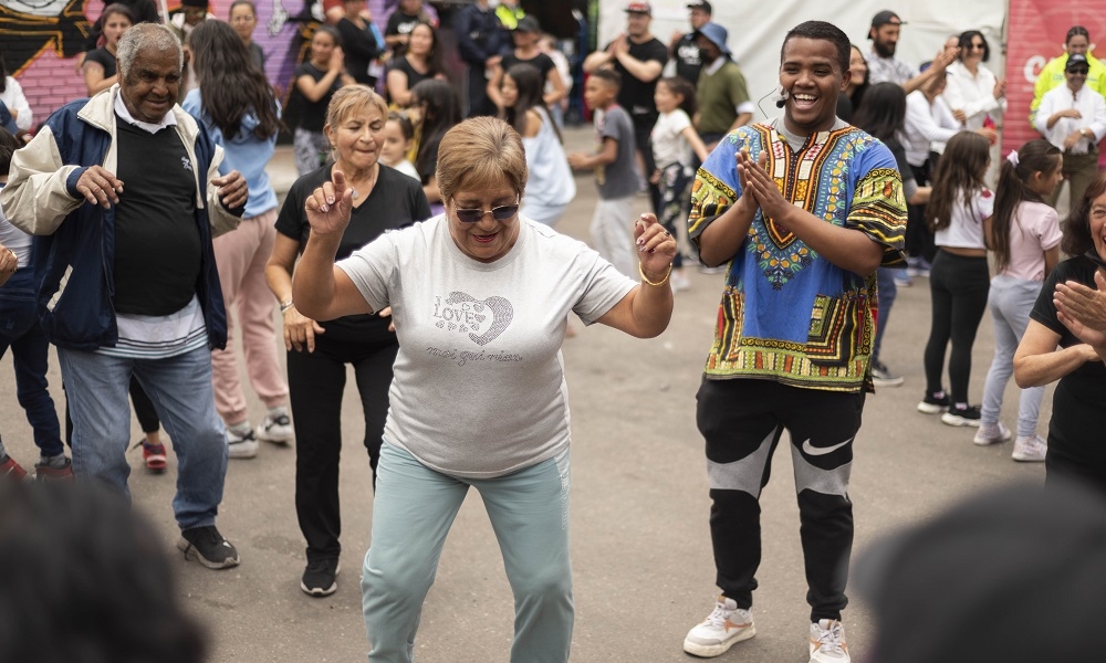 una señora mayor bailando en el parque