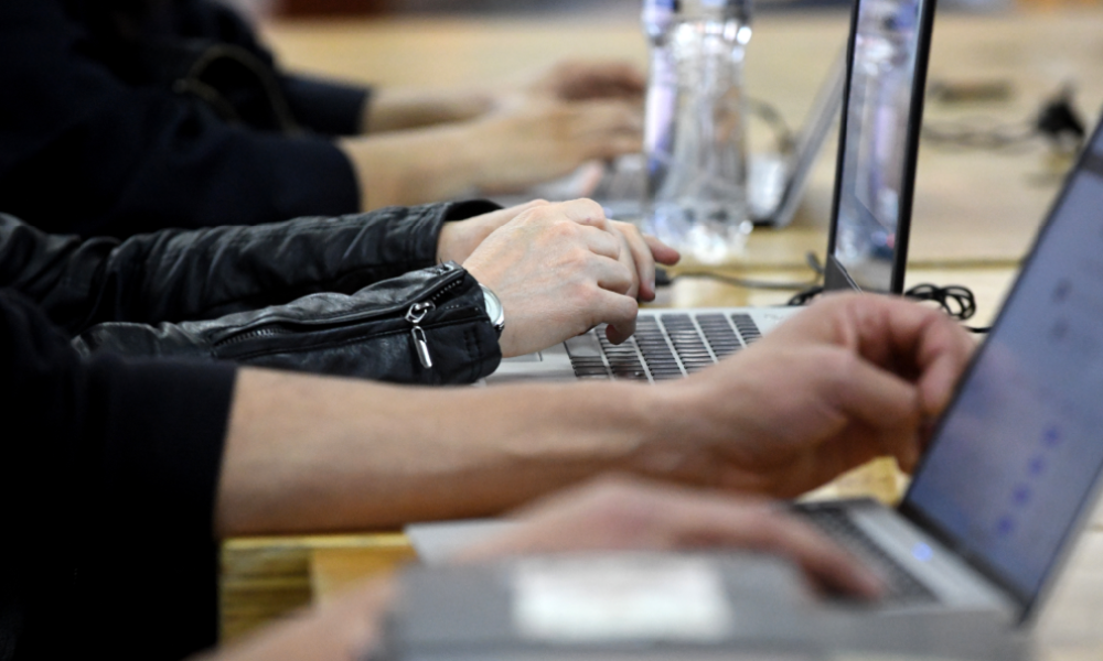 PERSONAS CON LAS MANOS EN COMPUTADORES