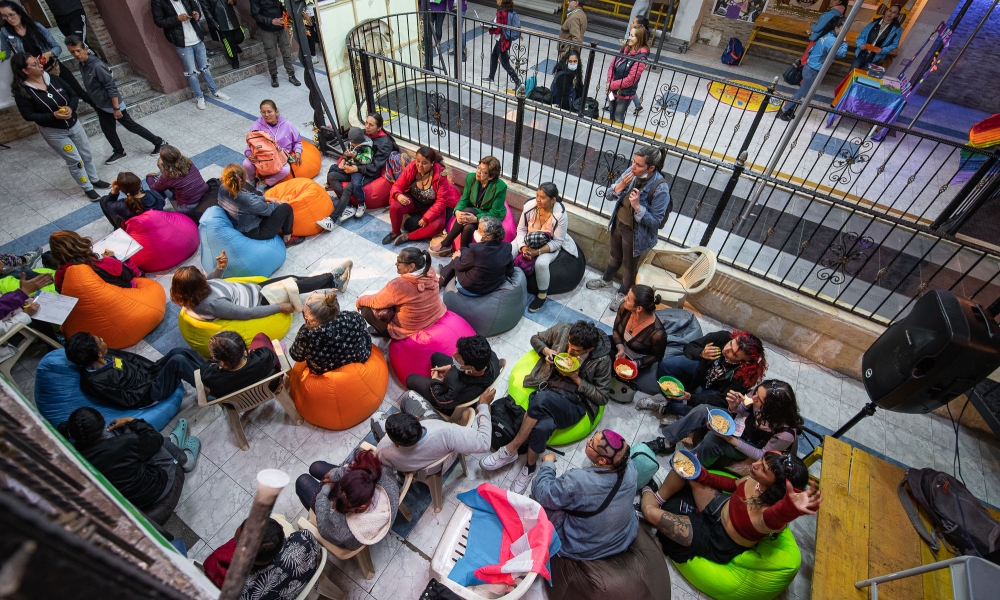 Grupo de niños y personas recibiendo una charla en El Castillo de las Artes