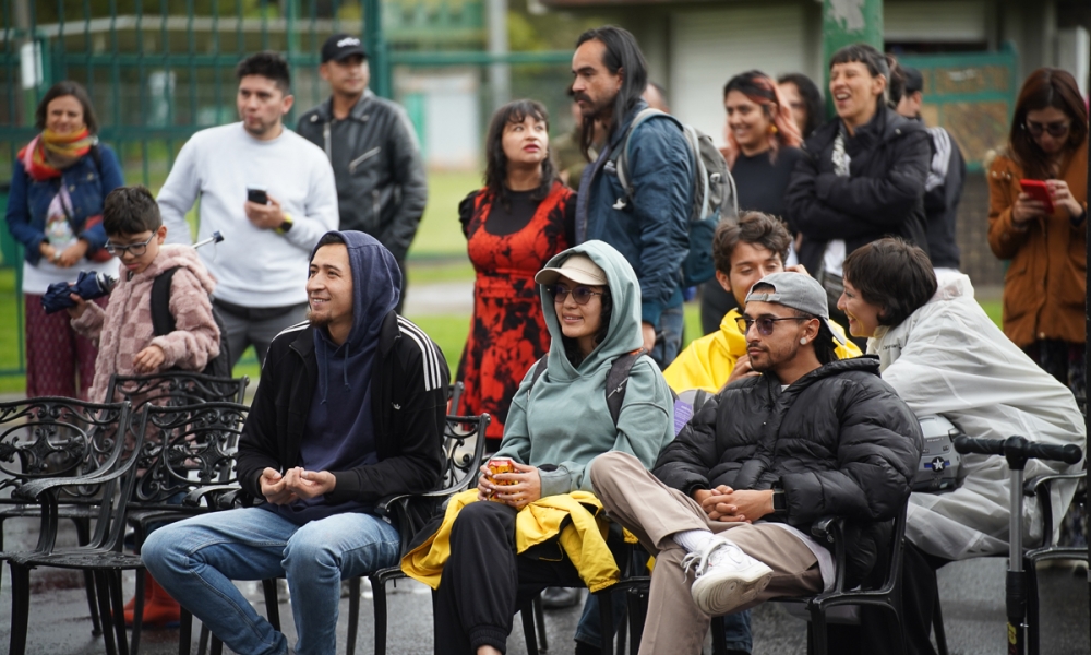 personas en un espacio abierto compartiendo