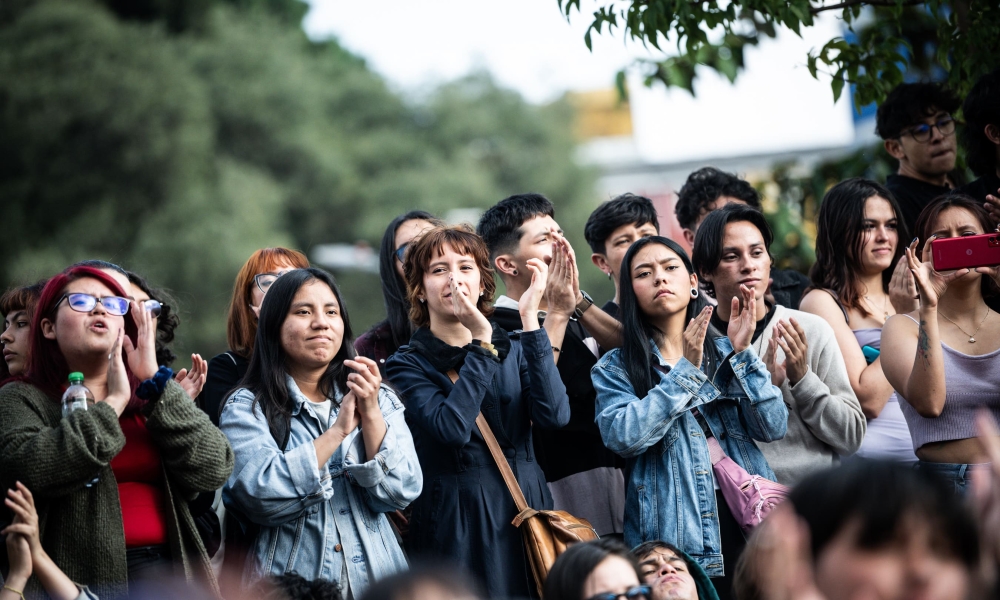 Personas reunidas viendo una muestra artística