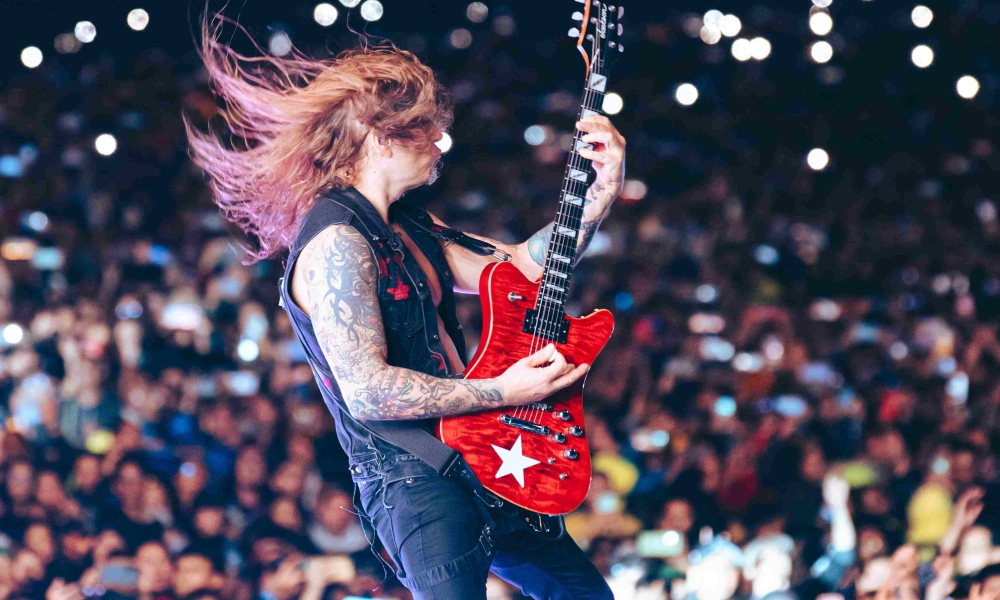 Hombre tocando guitarra en escenario