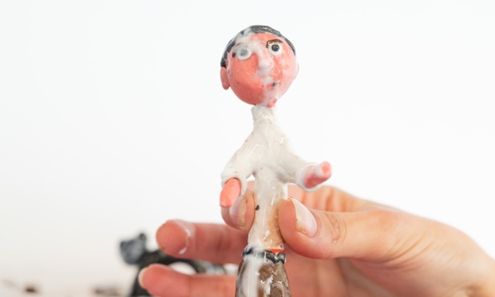 Un pequeño muñeco hecho con plastilina.