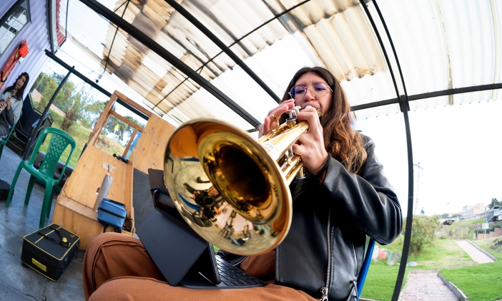 Niña tocando un instrumento de viento