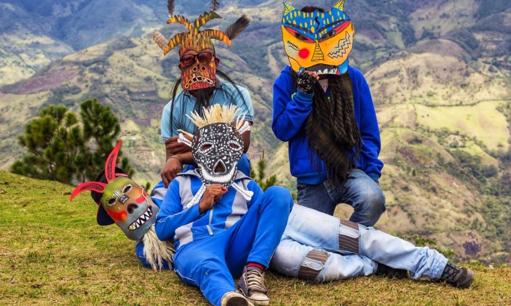 Niños posando con las mascaras realizados durante el taller de creación de mascaras